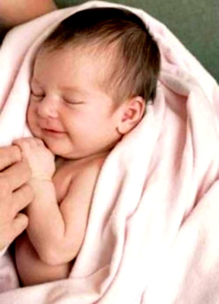 Cara Aman Memandikan Bayi Baru Lahir