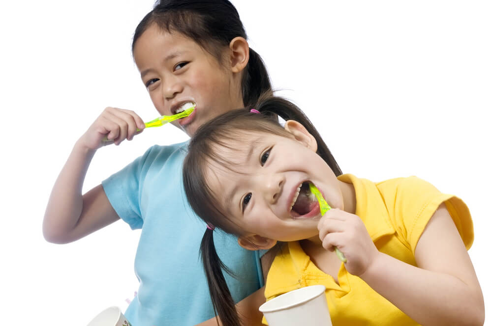 Membiasakan Si Kecil Menggosok Gigi Demi Kesehatan