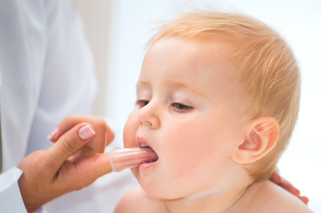 cara merawat bayi dengan membersihkan mulut